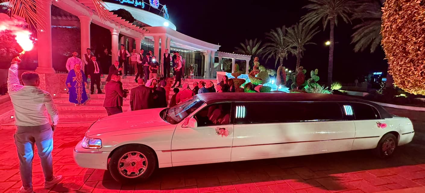 Limousine blanche mariage Tunisie éclairage LED nuit - Location luxe avec chauffeur VIP