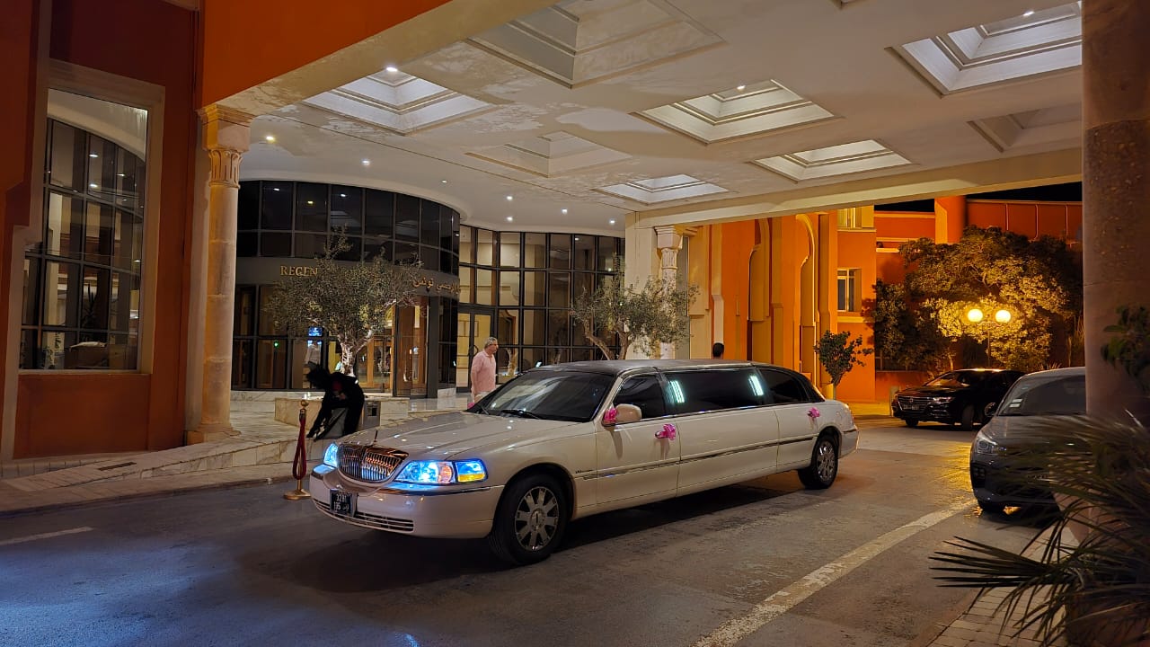 Limousine VIP profil extérieur élégant - Location voiture luxe Tunisie service premium