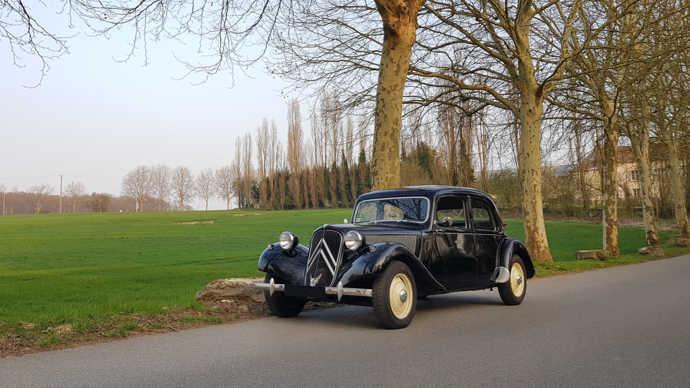 Voiture classique arrière époque élégance - Location collection mariage vintage Tunisie
